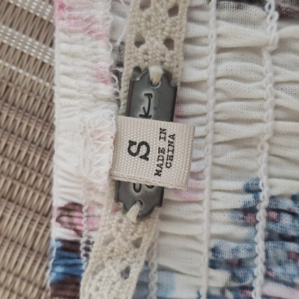 Gimmicks by BKE Buckle Floral Smocked Top - Picture 6 of 10